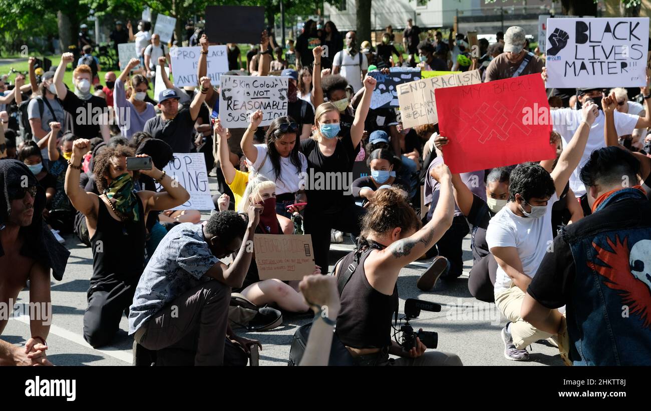 Manifestants agenouillés en solidarité avec les mouvements anti-racisme et Justice Banque D'Images