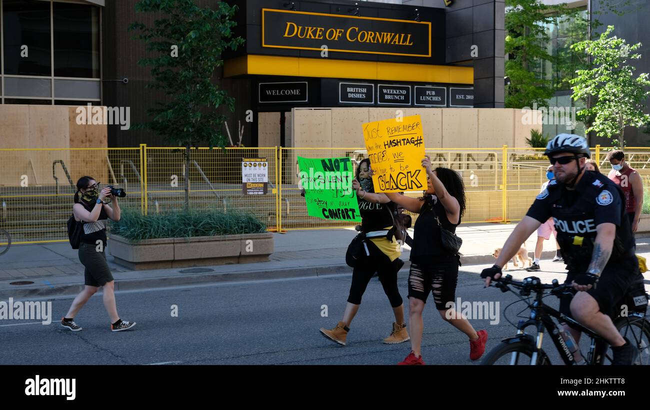 Rassemblement de protestation pacifique plaidant pour Black Lives Matter et la justice sociale Banque D'Images