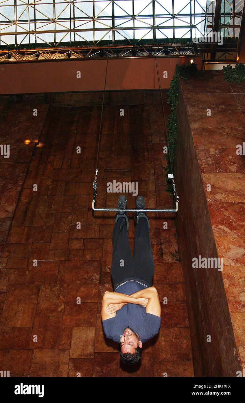 18 septembre 2008, New York City, New York, Etats-Unis: Magicien David Blaine lors de la conférence de presse 'David Blaine:Dive of Death', annonçant le défi d'endurance de pendre à l'envers pendant 60 heures dans l'atrium de la Trump Tower sur 5th Avenue à New York.(Image de crédit : © Walter Weissman/ZUMA Press Wire) Banque D'Images