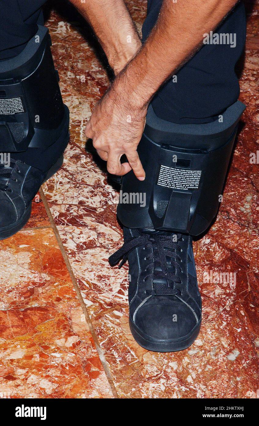 18 septembre 2008, New York City, New York, Etats-Unis: Magicien David Blaine lors de la conférence de presse 'David Blaine:Dive of Death', annonçant le défi d'endurance de pendre à l'envers pendant 60 heures dans l'atrium de la Trump Tower sur 5th Avenue à New York.(Image de crédit : © Walter Weissman/ZUMA Press Wire) Banque D'Images