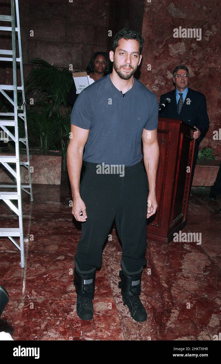18 septembre 2008, New York City, New York, Etats-Unis: Magicien David Blaine lors de la conférence de presse 'David Blaine:Dive of Death', annonçant le défi d'endurance de pendre à l'envers pendant 60 heures dans l'atrium de la Trump Tower sur 5th Avenue à New York.(Image de crédit : © Walter Weissman/ZUMA Press Wire) Banque D'Images