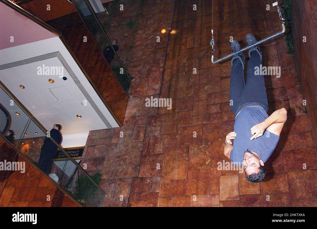18 septembre 2008, New York City, New York, Etats-Unis: Magicien David Blaine lors de la conférence de presse 'David Blaine:Dive of Death', annonçant le défi d'endurance de pendre à l'envers pendant 60 heures dans l'atrium de la Trump Tower sur 5th Avenue à New York.(Image de crédit : © Walter Weissman/ZUMA Press Wire) Banque D'Images