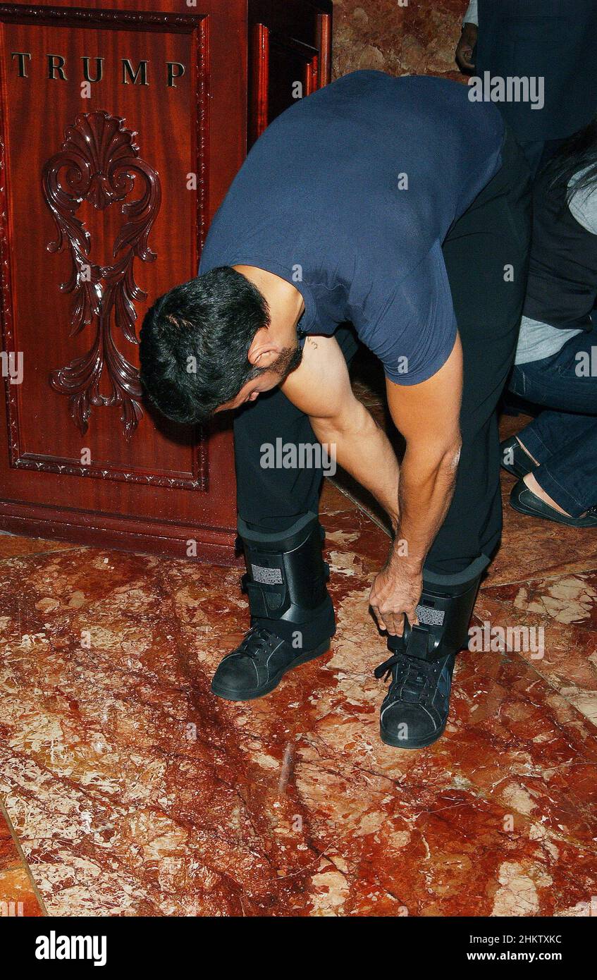18 septembre 2008, New York City, New York, Etats-Unis: Magicien David Blaine lors de la conférence de presse 'David Blaine:Dive of Death', annonçant le défi d'endurance de pendre à l'envers pendant 60 heures dans l'atrium de la Trump Tower sur 5th Avenue à New York.(Image de crédit : © Walter Weissman/ZUMA Press Wire) Banque D'Images
