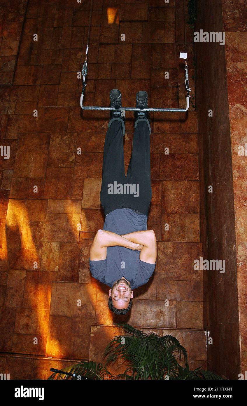 18 septembre 2008, New York City, New York, Etats-Unis: Magicien David Blaine lors de la conférence de presse 'David Blaine:Dive of Death', annonçant le défi d'endurance de pendre à l'envers pendant 60 heures dans l'atrium de la Trump Tower sur 5th Avenue à New York.(Image de crédit : © Walter Weissman/ZUMA Press Wire) Banque D'Images