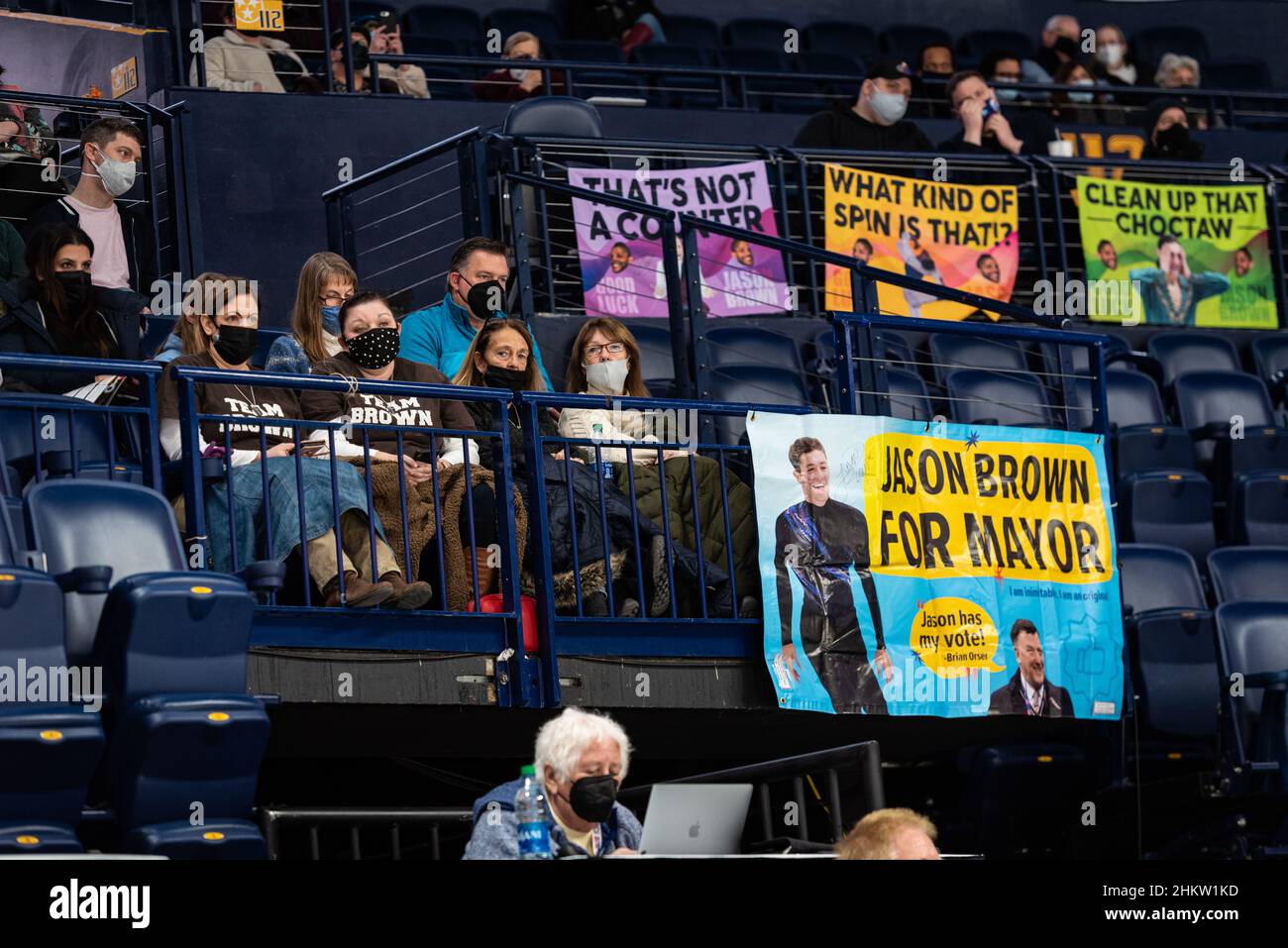 Photo d'humoristique une bannière et d'autres signes en soutien du patineur de figure pour hommes Jason Brown à l'intérieur de la Bridgestone Arena avec les fans de Team Brown à proximité. Banque D'Images