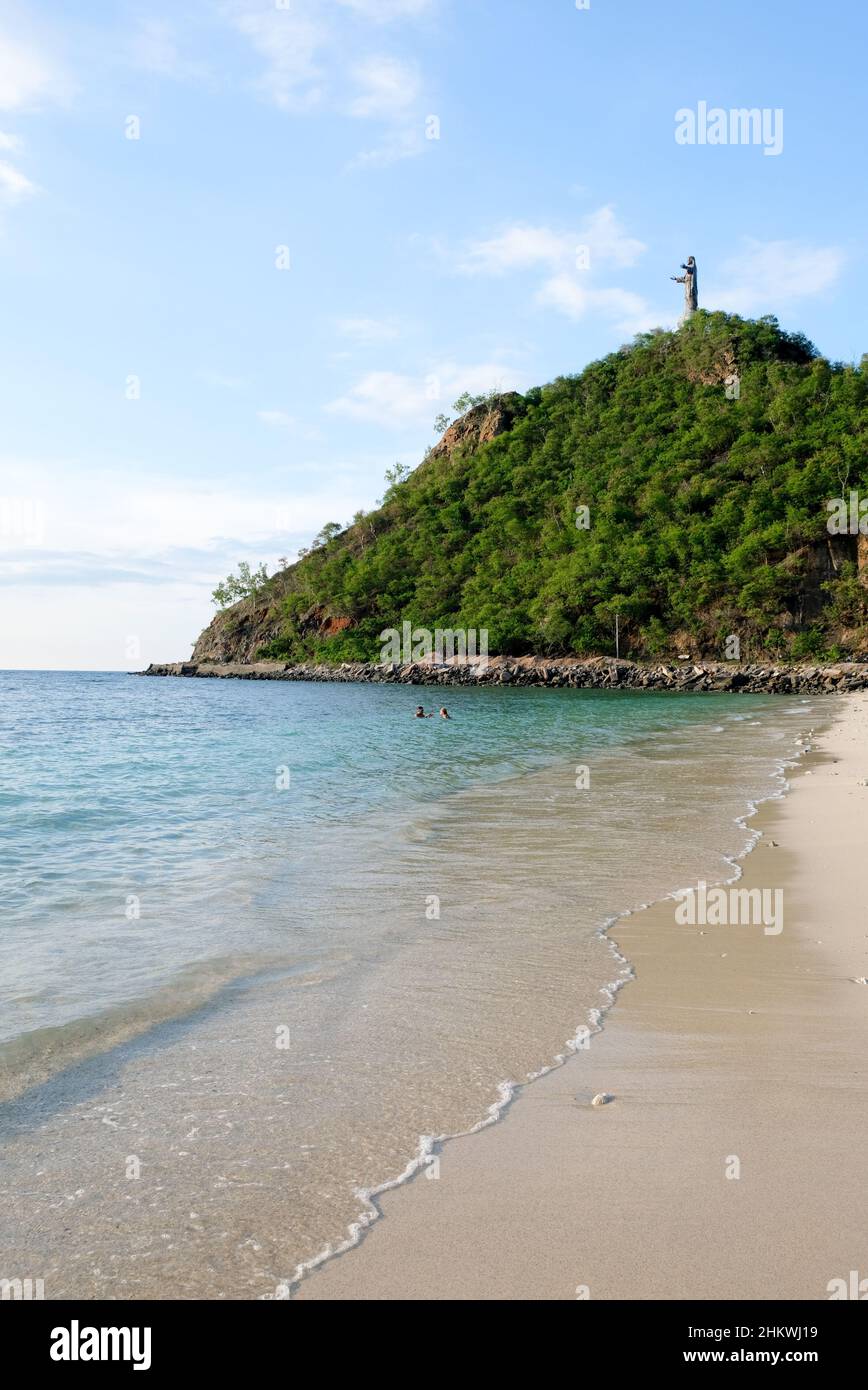 Paradis tropical exotique vue sur la plage de Cristo Rei à Dili, Timor Leste.Cristo Rei Statue de Jésus à la plage sur une colline. Banque D'Images