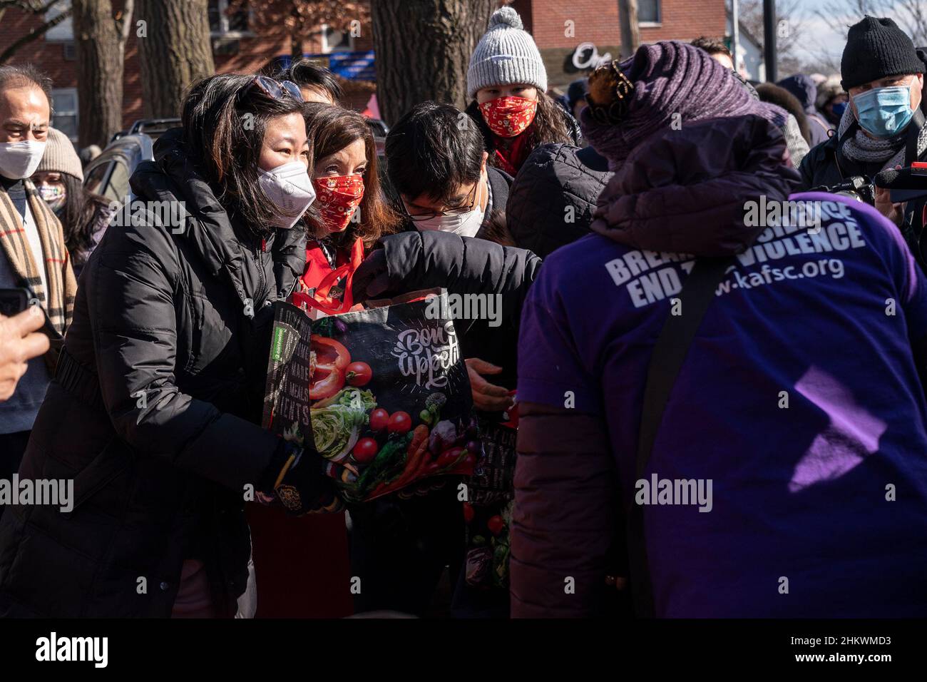 États-Unis.5th févr. 2022.Le gouverneur Hochul participe à des cadeaux alimentaires offerts par des organisations à but non lucratif coréennes sur l'avenue Barton à Queens Borough le jour de la célébration du nouvel an lunaire.Food Giveaway a été organisé par l'Association coréenne américaine du Grand New York et le Korean American Family Service Center.Le gouverneur a été rejoint par la congressiste Grace Meng.(Credit image: © Lev Radin/Pacific Press via ZUMA Press Wire) Banque D'Images