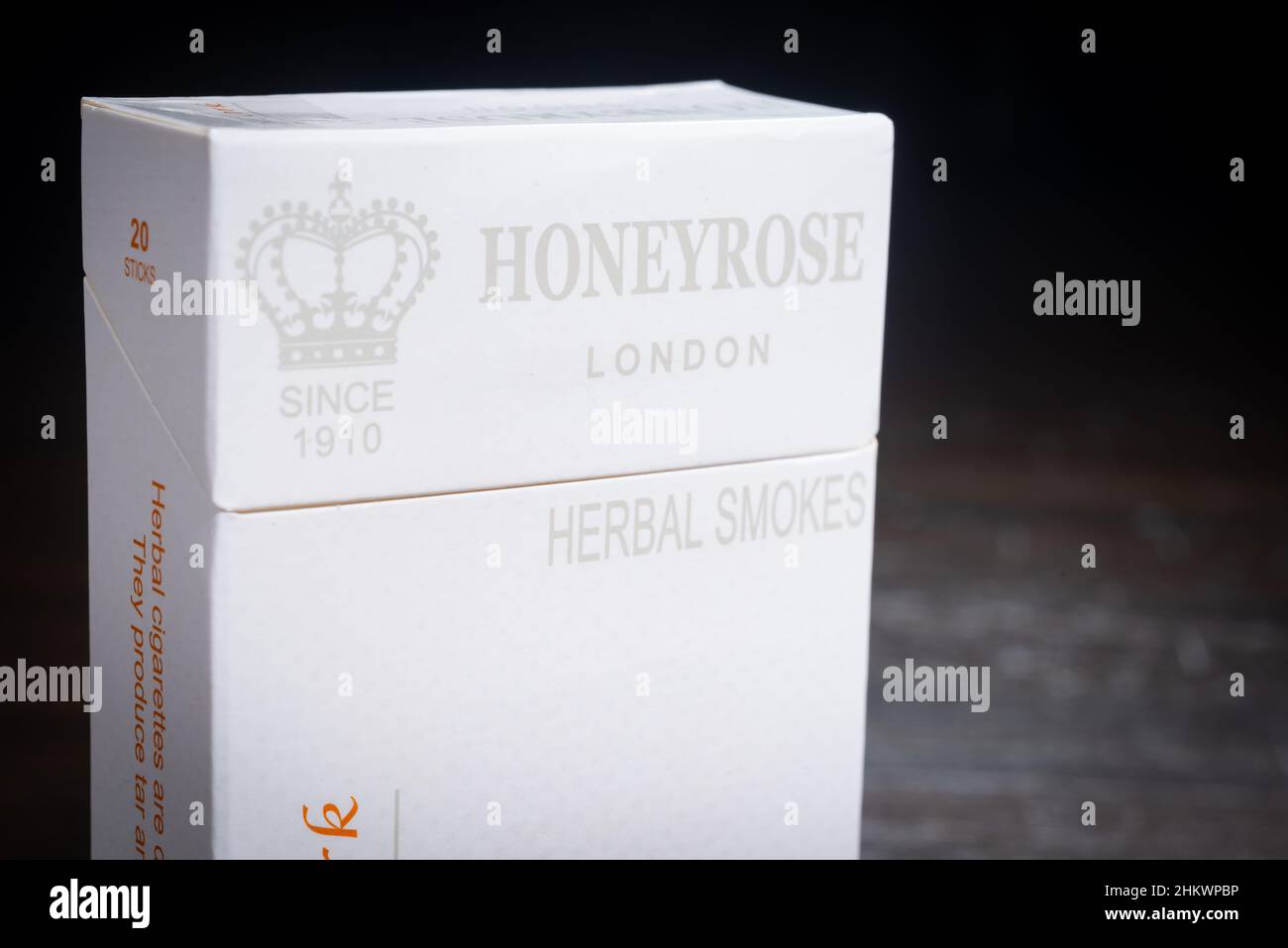 SAINT CLOUD, MINNESOTA - 5 FÉVRIER 2022 : un paquet de cigarettes à base de plantes de marque Honeyrose est posé sur une table en bois. Banque D'Images