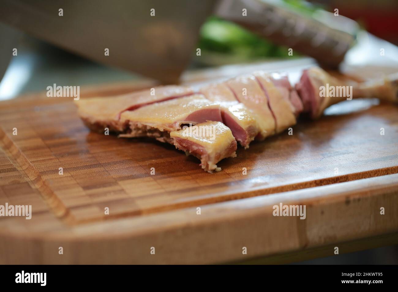 la cuisse de canard salée sur la planche à découper comme l'une des spécialités cantonaises en hiver Banque D'Images