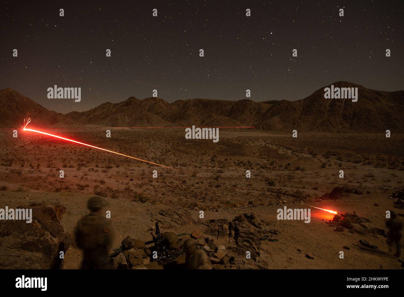 Les Marines des États-Unis avec la compagnie Lima, 3D Bataillon, 7th Marine Regiment, 1st Marine Division, mènent la gamme 400 au cours de leur évaluation de la préparation au combat du corps des Marines au Marine corps Air Ground combat Center Twentynine Palms, Californie, le 24 janvier 2022.La gamme 400 emploie une formation réaliste en feu réel qui produit des forces prêtes au combat en préparation à la Force de rotation marine-Darwin.(É.-U.Photo du corps marin par lance Cpl.Cedar Barnes) Banque D'Images