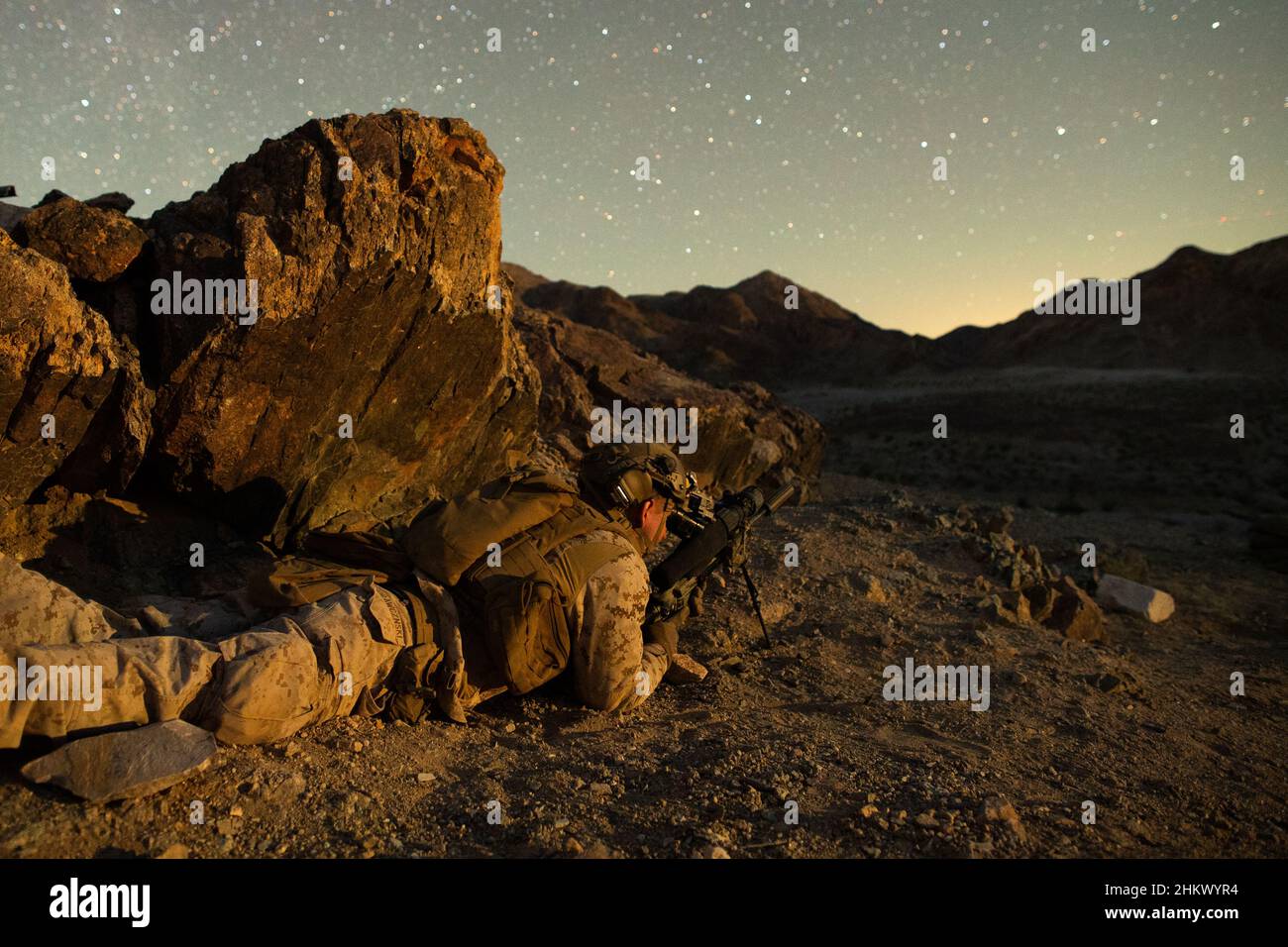 Une marine américaine avec la compagnie Lima, 3D Bataillon, 7th Marine Regiment, 1st Marine Division, détient la sécurité tout en menant la gamme 400 pendant leur Marine corps combat Readiness Evaluation au Marine corps Air Ground combat Center Twentynine Palms, Californie, le 23 janvier 2022.La gamme 400 emploie une formation réaliste en feu réel qui produit des forces prêtes au combat en préparation à la Force de rotation marine-Darwin.(É.-U.Photo du corps marin par lance Cpl.Cedar Barnes) Banque D'Images