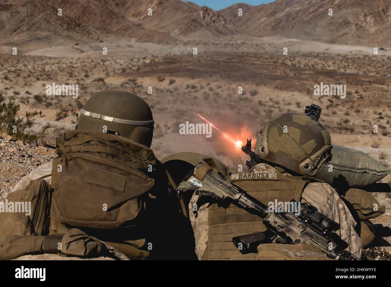 Caporal de lance du corps des Marines des États-UnisDillyn Barbosa (à droite) et lance Cpl.Tyler Warner, mitrailleuses avec la Compagnie Lima, 3D Bataillon, 7th Marine Regiment, 1st Marine Division, tire une mitrailleuse M240B au rang 400 lors de leur évaluation de préparation au combat du corps maritime au Centre de combat aérien au sol de Marine corps Twentynine Palms, Californie, 23 janvier 2022.La gamme 400 emploie une formation réaliste en feu réel qui produit des forces prêtes au combat en préparation à la Force de rotation marine-Darwin 22,2.(É.-U.Photo du corps marin par lance Cpl.Cedar Barnes) Banque D'Images