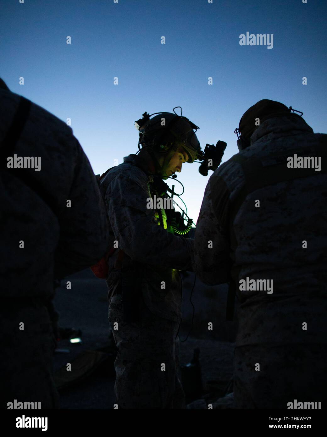 US Marine corps 2nd le lieutenant Steven Telfer, officier de l'équipe de soutien aux incendies (FST) de la compagnie India, 3D Bataillon, 7th Marine Regiment (3/7), 1st Marine Division, arpente la zone d'entraînement au cours de leur Marine corps combat Readiness Evaluation (MCCRE) au Marine corps Air Ground combat Center Twentynine Palms, Californie, 25 janvier 2022.3/7 la FST a participé à un exercice de coordination de soutien aux incendies dans le cadre de son MCCRE en préparation de la Force de rotation marine-Darwin 22,2.(É.-U.Photo du corps marin par lance Cpl.Cedar Barnes) Banque D'Images