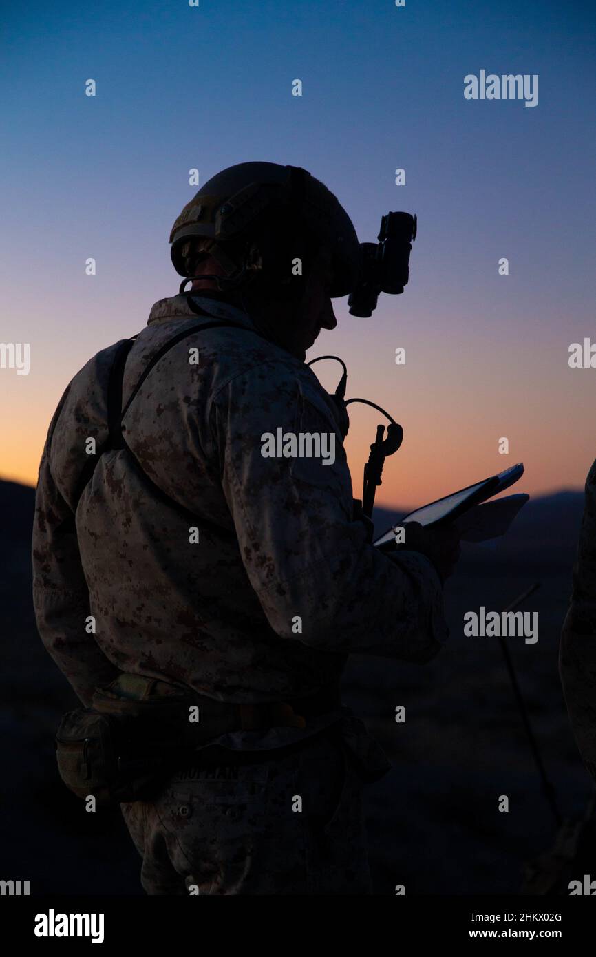 Le capitaine du corps maritime américain Robert H. Hopman, avec le groupe d’exercices d’entraînement tactique, forme des trains et des entraîneurs 3D Bataillon, 7th Marine Regiment, 1st Marine Division’s Fire support team (FST) durant leur évaluation de l’état de préparation au combat du corps maritime (MCCRE) au Marine corps Air Ground combat Centre, Twentynine Palms, Californie, le 25 janvier 2022.L'équipe de soutien à l'incendie de 3/7 a participé à un exercice de coordination du soutien aux incendies dans le cadre de son MCCRE en préparation de la Force de rotation marine-Darwin 22,2.(É.-U.Photo du corps marin par Cpl.Cameron Hermanet) Banque D'Images