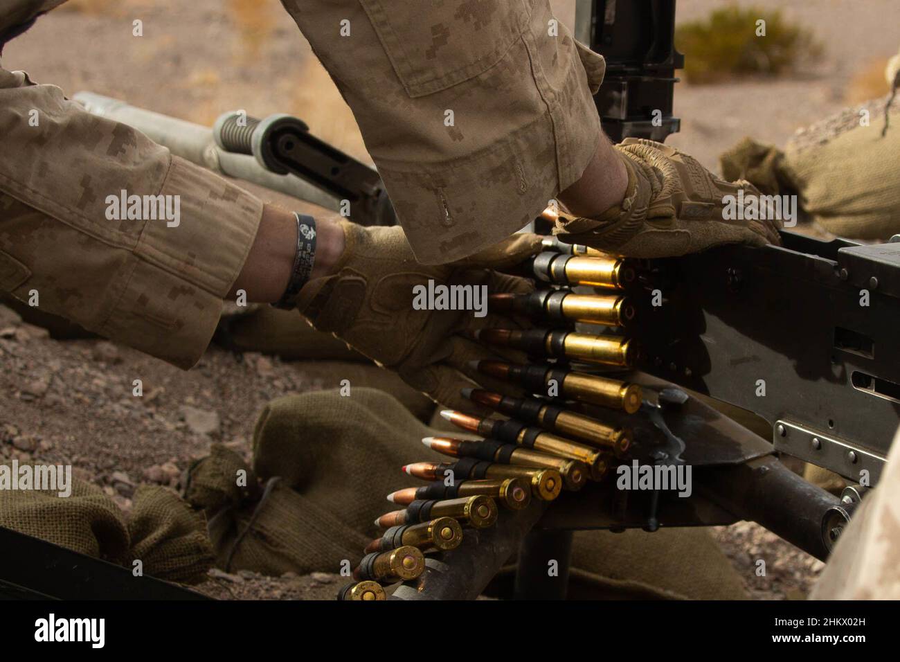 Caporal du corps des Marines des États-UnisDustin Varvel, chef d'équipe de la Compagnie de l'Inde, 3D Bataillon, 7th Marine Regiment (3/7), 1st Marine Division, charge une mitrailleuse M2A1 lors d'une évaluation de la préparation au combat du corps maritime (MCCRE) au Marine corps Air Ground combat Centre Twentynine Palms, Californie, 31 janvier 2022.Le but du MCCRE 3/7 était d’évaluer officiellement l’état de préparation au combat de l’unité en préparation à la Force de rotation marine-Darwin 22,2.(É.-U.Photo du corps marin par lance Cpl.Gabriel Antwiler). Banque D'Images