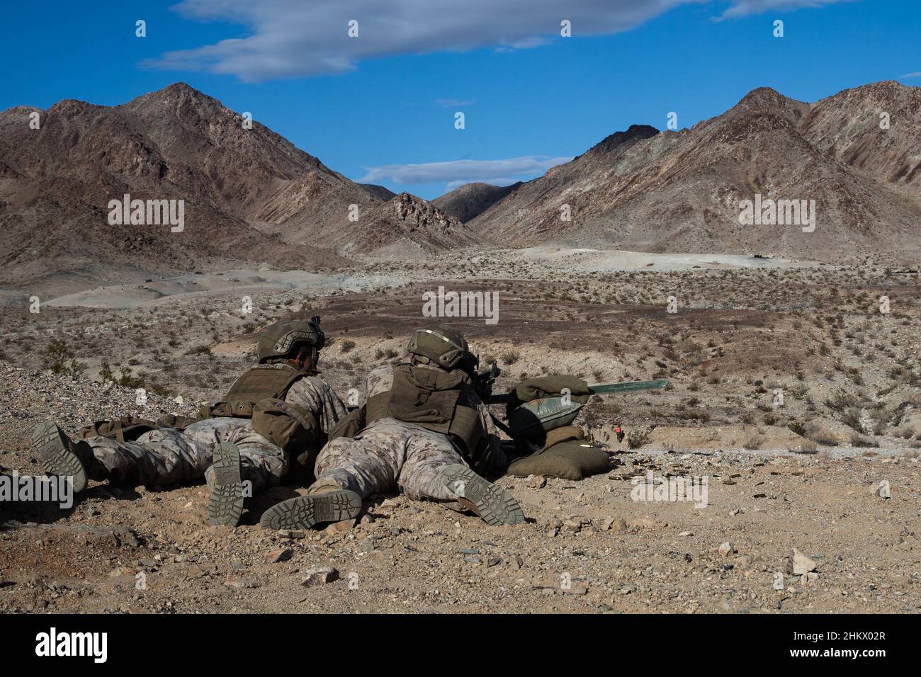 Caporal de lance du corps des Marines des États-UnisDillon B. Barbosa et lance Cpl.Christopher J. Boerger, mitrailleurs du 3D Bataillon, 7th Marine Regiment (3/7), 1st Marine Division, se prépare à mener la gamme 400 lors de leur Marine corps combat Readiness Evaluation (MCCRE) au Marine corps Air Ground combat Centre, Twentynine Palms, Californie, le 22 janvier 2022.Le but du MCCRE de 3/7 était d'évaluer officiellement la préparation au combat de l'unité en vue de la Force de rotation marine-Darwin 22,2.(É.-U.Photo du corps marin par Cpl.Cameron Hermanet) Banque D'Images
