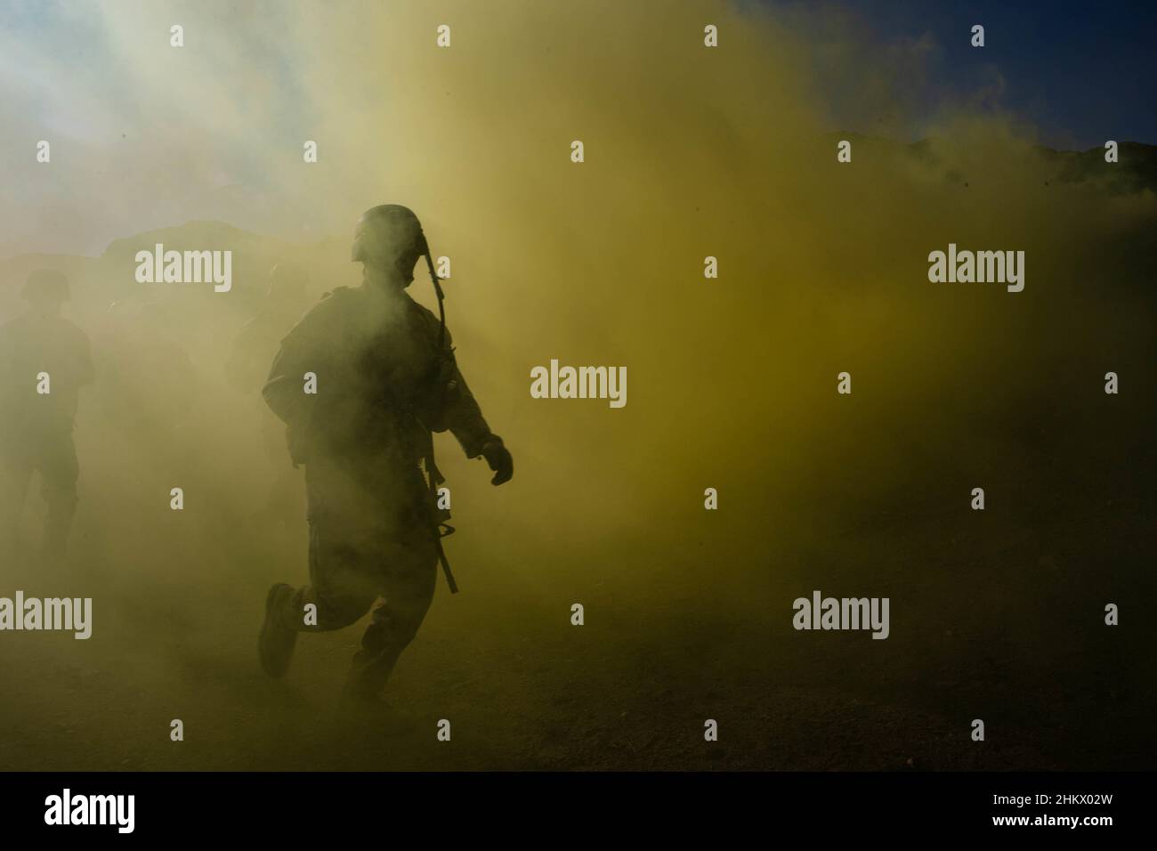 Une Marine américaine avec 3D Bataillon, 7th Marine Regiment, 1st Marine Division, se dirige vers un objectif à la portée 400 lors de son évaluation de la préparation au combat du corps de Marine au Marine corps Air Ground combat Center, Twentynine Palms, Californie, le 23 janvier 2022.La gamme 400 emploie une formation réaliste en feu réel qui produit des forces prêtes au combat en préparation à la Force de rotation marine-Darwin 22,2.(É.-U.Photo du corps marin par Cpl.Cameron Hermanet.) Banque D'Images