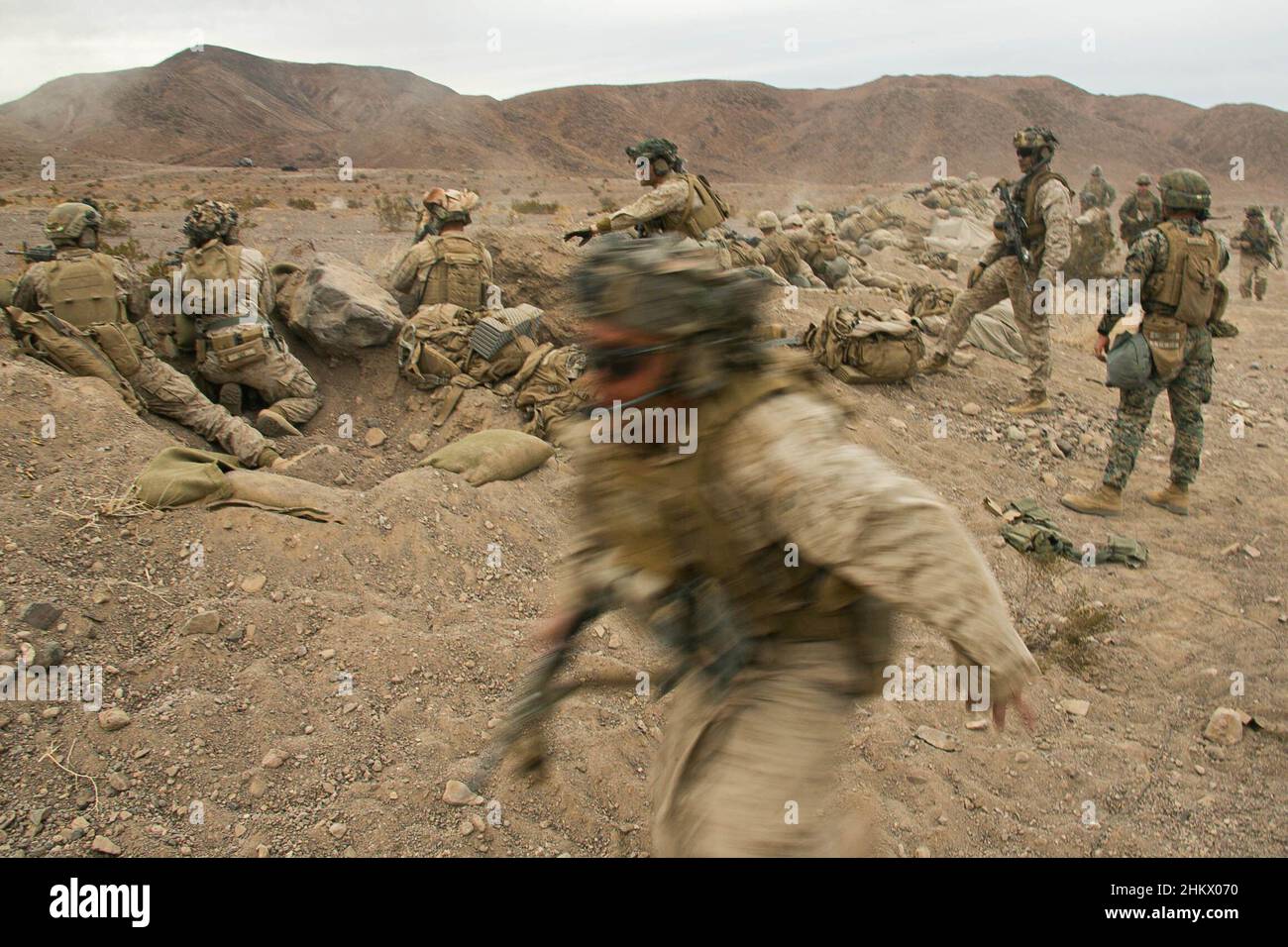 Les Marines des États-Unis, avec leur 3D Bataillon, 7th Marine Regiment (3/7), 1st Marine Division, détiennent un point défensif lors d'une évaluation de la capacité de combat du corps maritime (MCCRE) au Marine corps Air Ground combat Centre Twentynine Palms, Californie, le 31 janvier 2022.Le but du MCCRE 3/7 était d’évaluer officiellement l’état de préparation au combat de l’unité en vue de la Force de rotation marine-Darwin 22,2.(É.-U.Photo du corps marin par lance Cpl.Gabriel Antwiler). Banque D'Images