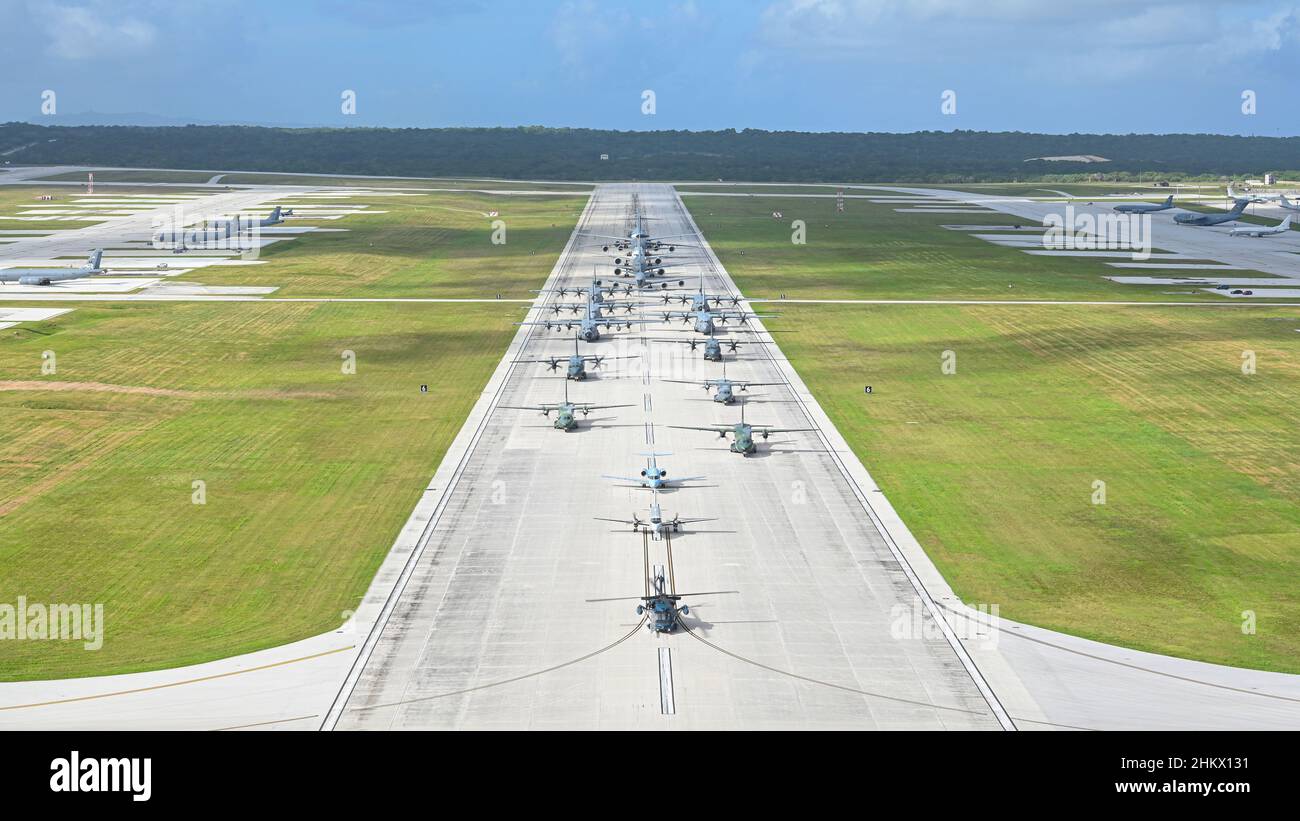 Les avions de la U.S. Air Force, de la Royal Australian Air Force, de la Japan Air Self-Defence Force et des alliés et partenaires régionaux participent à un taxi de formation rapprochée, connu sous le nom de Elephant Walk, lors du COPE North 2022 à la base aérienne d'Andersen, Guam, le 5 février 2022.Plus de 2 500 aviateurs, marins et marins américains s'entraîneront aux côtés de 1 000 homologues combinés de la JASDF et de la RAAF en CN22.Environ 130 avions de plus de 30 unités volent dans l'exercice.(É.-U.Photo de la Force aérienne par le sergent d'état-major.Aubree Owens) Banque D'Images