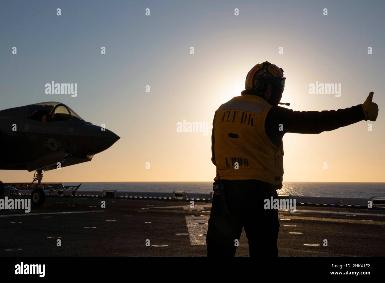 Un F-35B Lightning II, affecté au Marine Fighter Attack Squadron (VMFA) 122, se prépare à être lancé à partir de l'USS Makin Island pendant les opérations d'entraînement de routine, dans l'océan Pacifique, le 2 février 2022.En prévision de leur déploiement à venir avec l'unité expéditionnaire maritime 13th (13th MEU) et le groupe prêt amphibie de l'île de Makin, le F-35Bs de VMFA-122 a pris l'avion à bord de l'île de Makin alors qu'il était en cours avec des éléments du 13th MEU.(É.-U.Photo du corps marin par Cpl.Quince Bisard) Banque D'Images