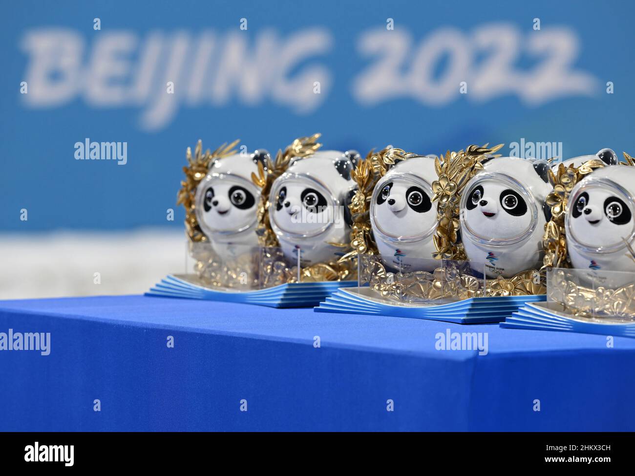 Pékin, Chine.05th févr. 2022.Jeux olympiques, biathlon, relais 4 x 6 km, mélangés au Centre national de biathlon.Les mascottes sont attribuées avant la cérémonie dans le centre sportif.Credit: Hendrik Schmidt/dpa-Zentralbild/dpa/Alay Live News Banque D'Images