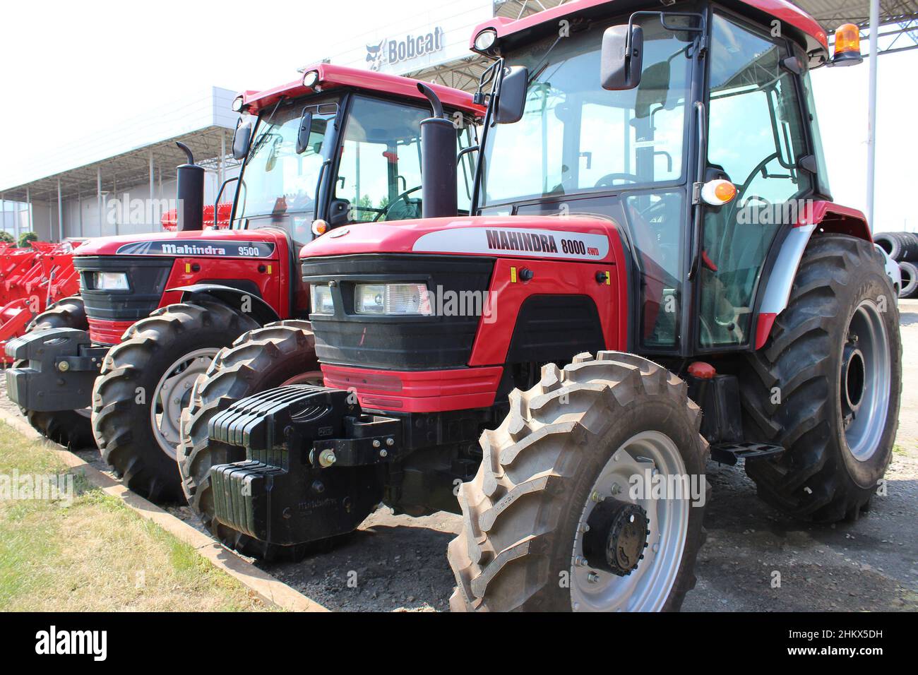 Kiev, Ukraine - 16 juin 2020 : machines agricoles lourdes Mahindra garées dans la rue à Kiev, Ukraine le 16 juin 2020 Banque D'Images