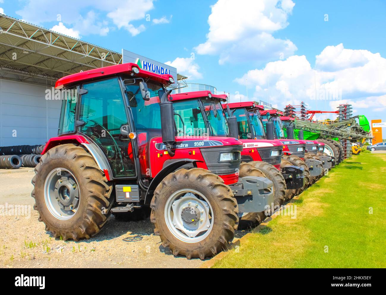 Kiev, Ukraine - 16 juin 2020 : machines agricoles lourdes Mahindra garées dans la rue à Kiev, Ukraine le 16 juin 2020 Banque D'Images