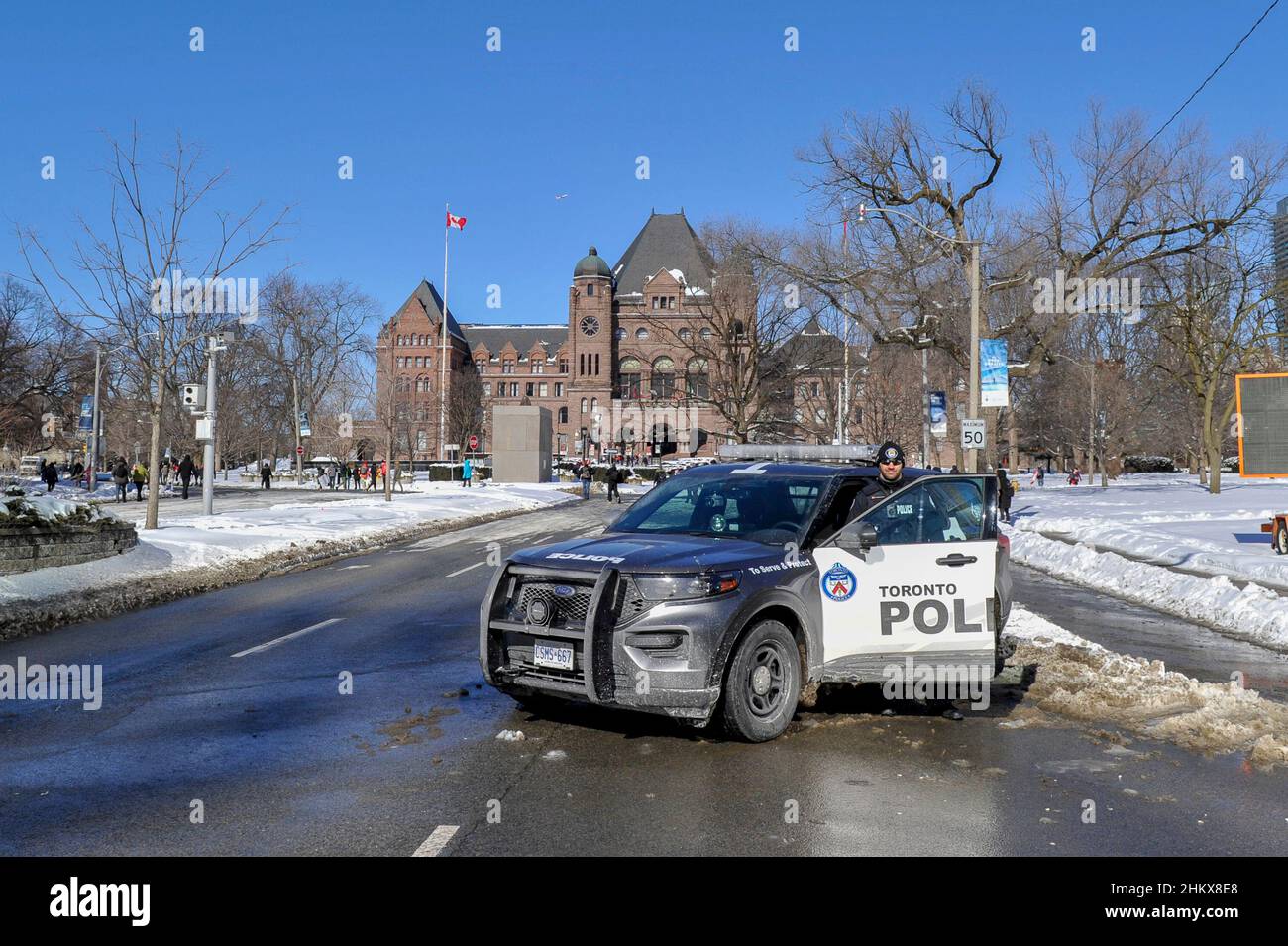 5 février 2022.Toronto, Canada.Un garde de police la route menant à l'édifice de l'Assemblée législative de l'Ontario pendant la manifestation du convoi de la liberté de Toronto. Banque D'Images