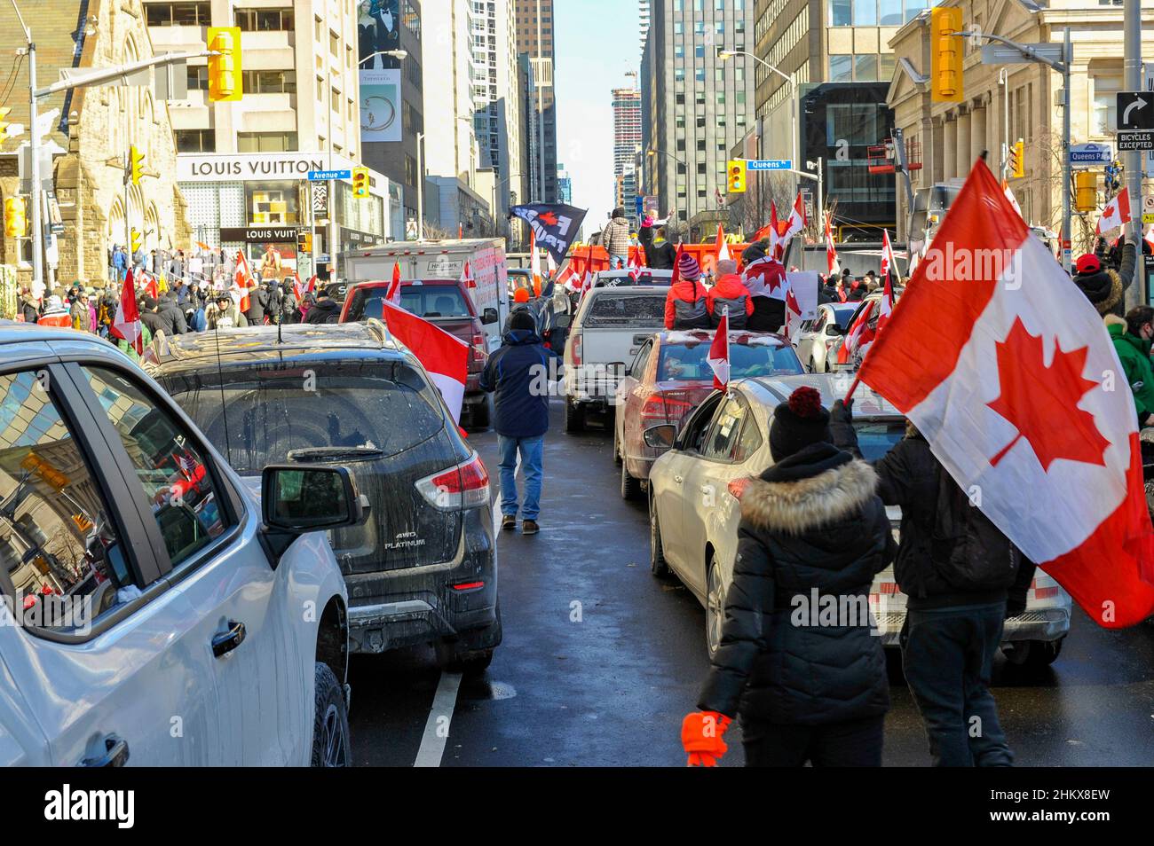 5 février 2022.Toronto, Canada.Une intersection s'il est bloqué en raison de la manifestation du convoi de la liberté de Toronto. Banque D'Images