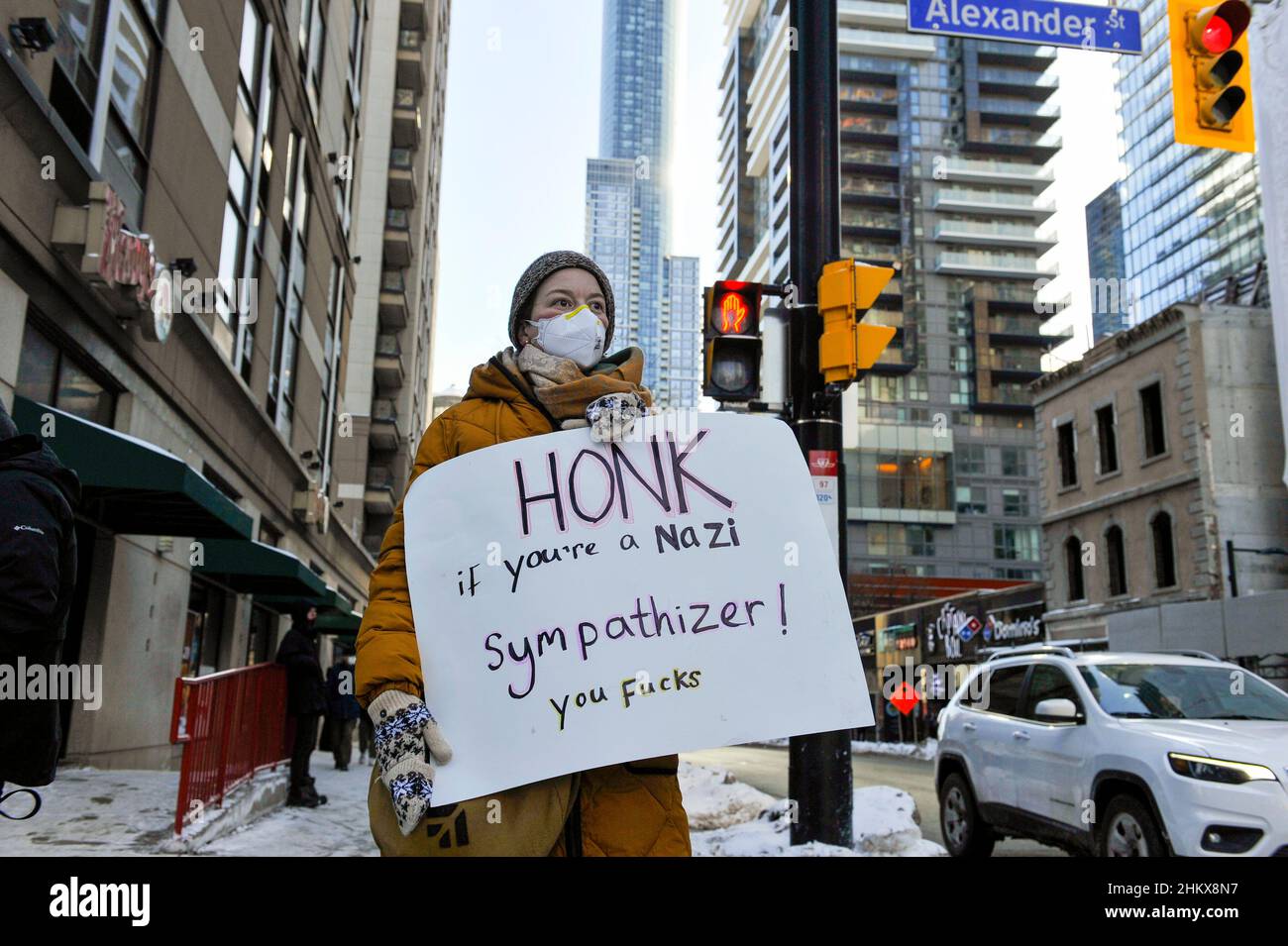 5 février 2022.Toronto, Canada.Un résident de Toronto portant une signalisation qui dit « Honk si vous êtes un sympathisant nazi! »Lors de la manifestation du convoi de la liberté à Toronto. Banque D'Images
