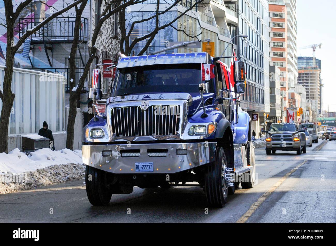 5 février 2022.Toronto, Canada.Le convoi Freedom de Toronto traverse le centre-ville de Toronto. Banque D'Images