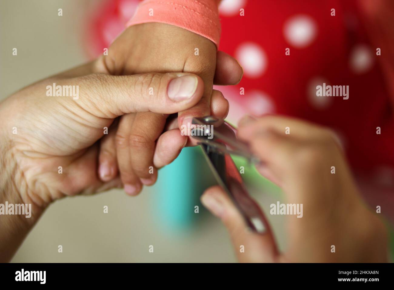 Femmes main tenant les enfants coupe main ongle pour tout-petit avec coupe-ongles Banque D'Images