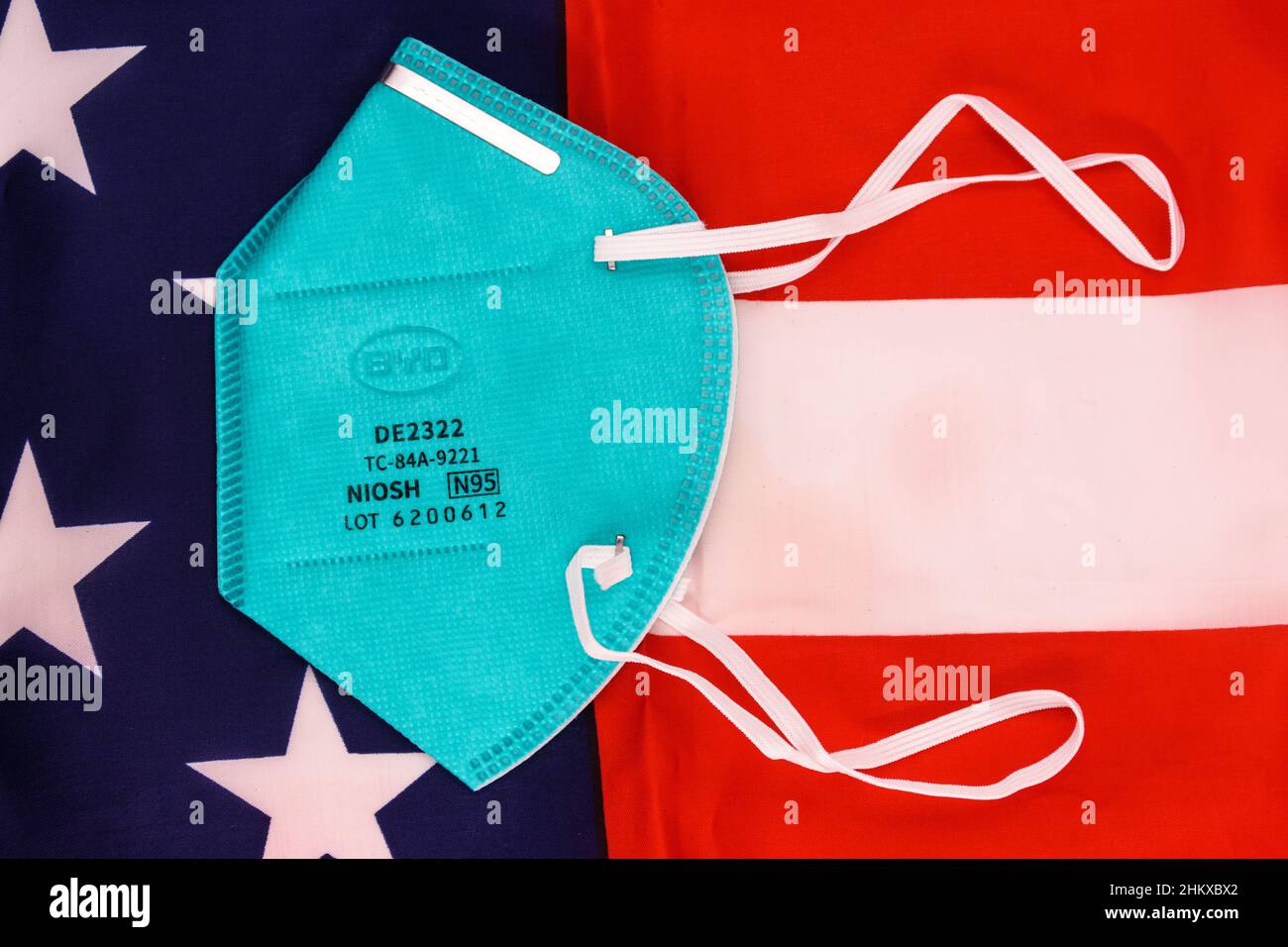 Masque de sécurité BYD Care N95 avec sangle de tête pour un ajustement serré.Isolé sur le drapeau des États-Unis d'Amérique - Californie, États-Unis - 2022 Banque D'Images