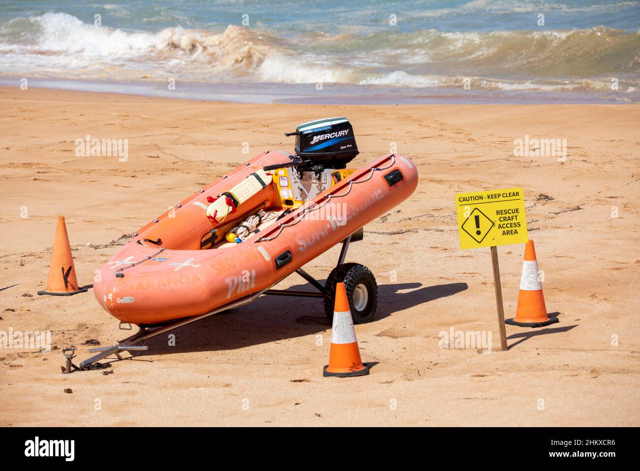 Sydney, surf sauvetage canot pneumatique sur la plage dans la zone d'accès aux bateaux de sauvetage marquée de cônes, Avalon Beach, Australie Banque D'Images