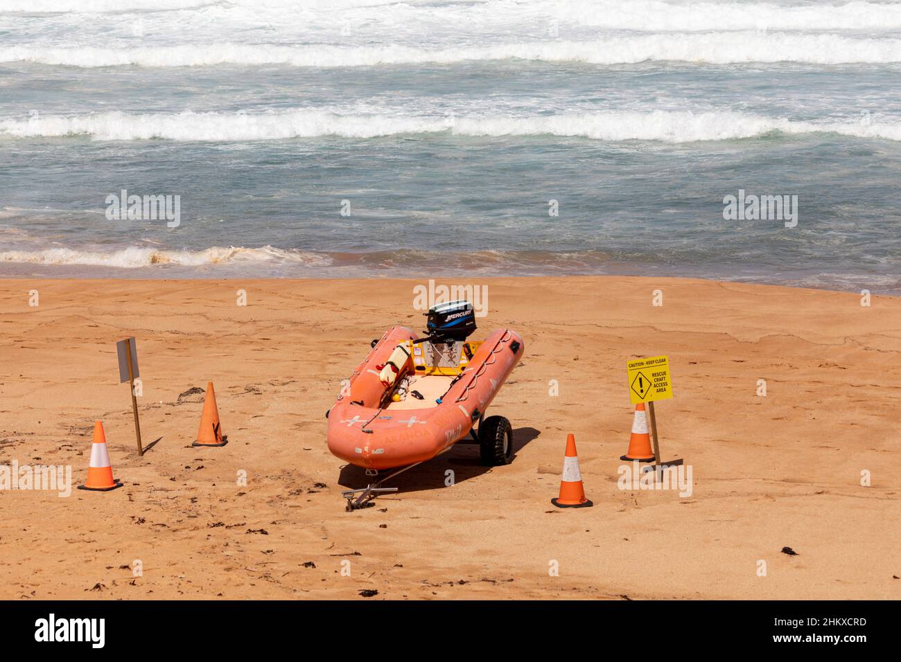 Sydney, surf sauvetage canot pneumatique sur la plage dans la zone d'accès aux bateaux de sauvetage marquée de cônes, Avalon Beach, Australie Banque D'Images