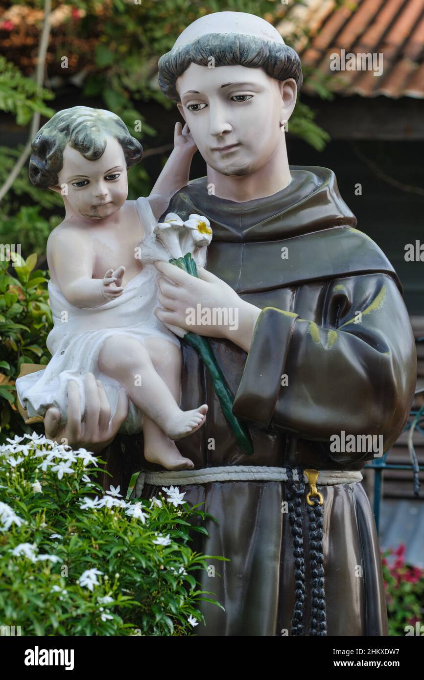 Statue d'un moine chrétien avec une jeune fille à l'église Santa Cruz construite en portugais, près de la rivière Chao Phraya à Thonburi, Bangkok, Thaïlande Banque D'Images