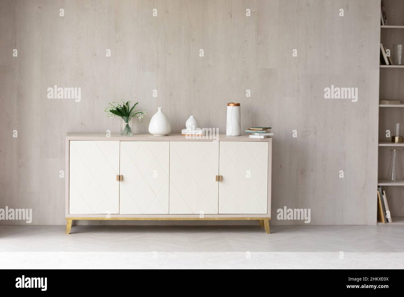 Commode moderne blanche mobilier minimaliste dans la chambre vide Banque D'Images