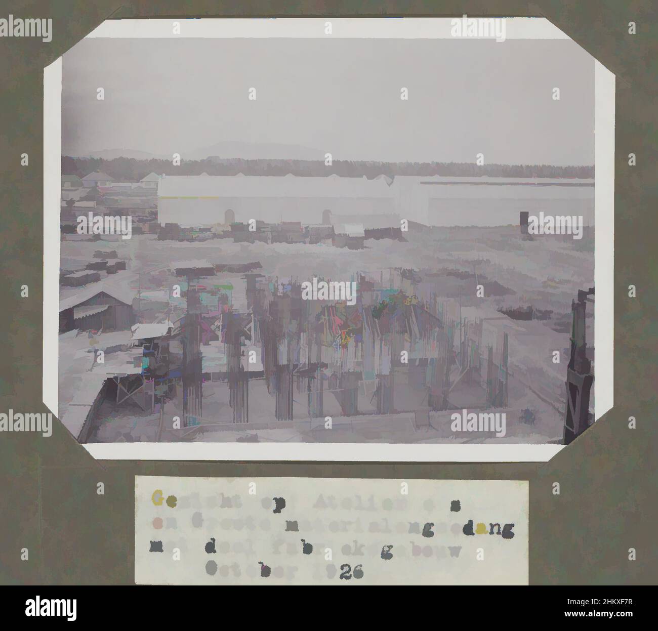 Art inspiré par la vue de: Atelier c.s. et Groote materialsengoedang avec partie de construction d'usine. Octobre 1926., vue de divers bâtiments et hangars en construction sur le terrain de l'usine, octobre 1926. Partie de l'album photo avec des photos de la construction de l'usine de sucre à, oeuvres classiques modernisées par Artotop avec un peu de modernité. Formes, couleur et valeur, impact visuel accrocheur sur l'art émotions par la liberté d'œuvres d'art d'une manière contemporaine. Un message intemporel qui cherche une nouvelle direction créative. Artistes qui se tournent vers le support numérique et créent le NFT Artotop Banque D'Images