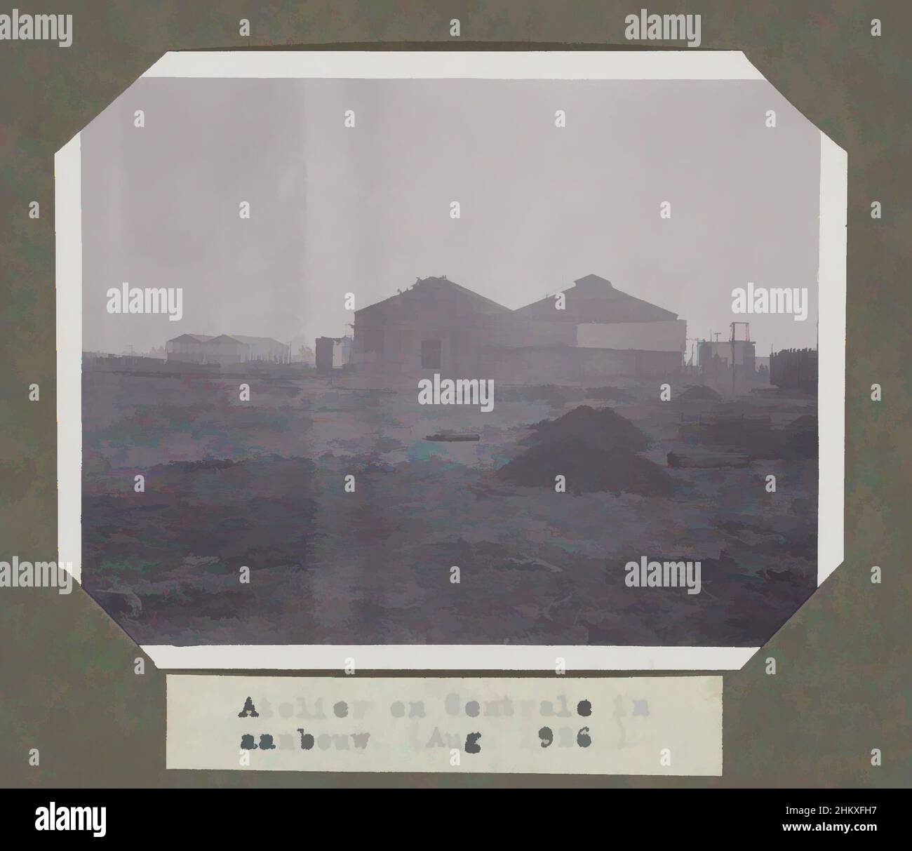 Art inspiré par atelier et Power Station en construction. (Août 1926.), Construction de l'atelier et de la centrale électrique sur le terrain de l'usine, août 1926. Partie de l'album photo avec des photos de la construction de l'usine de sucre à Goenoengsari sur l'est de Java par les Handels, les œuvres classiques modernisées par Artotop avec un peu de modernité. Formes, couleur et valeur, impact visuel accrocheur sur l'art émotions par la liberté d'œuvres d'art d'une manière contemporaine. Un message intemporel qui cherche une nouvelle direction créative. Artistes qui se tournent vers le support numérique et créent le NFT Artotop Banque D'Images