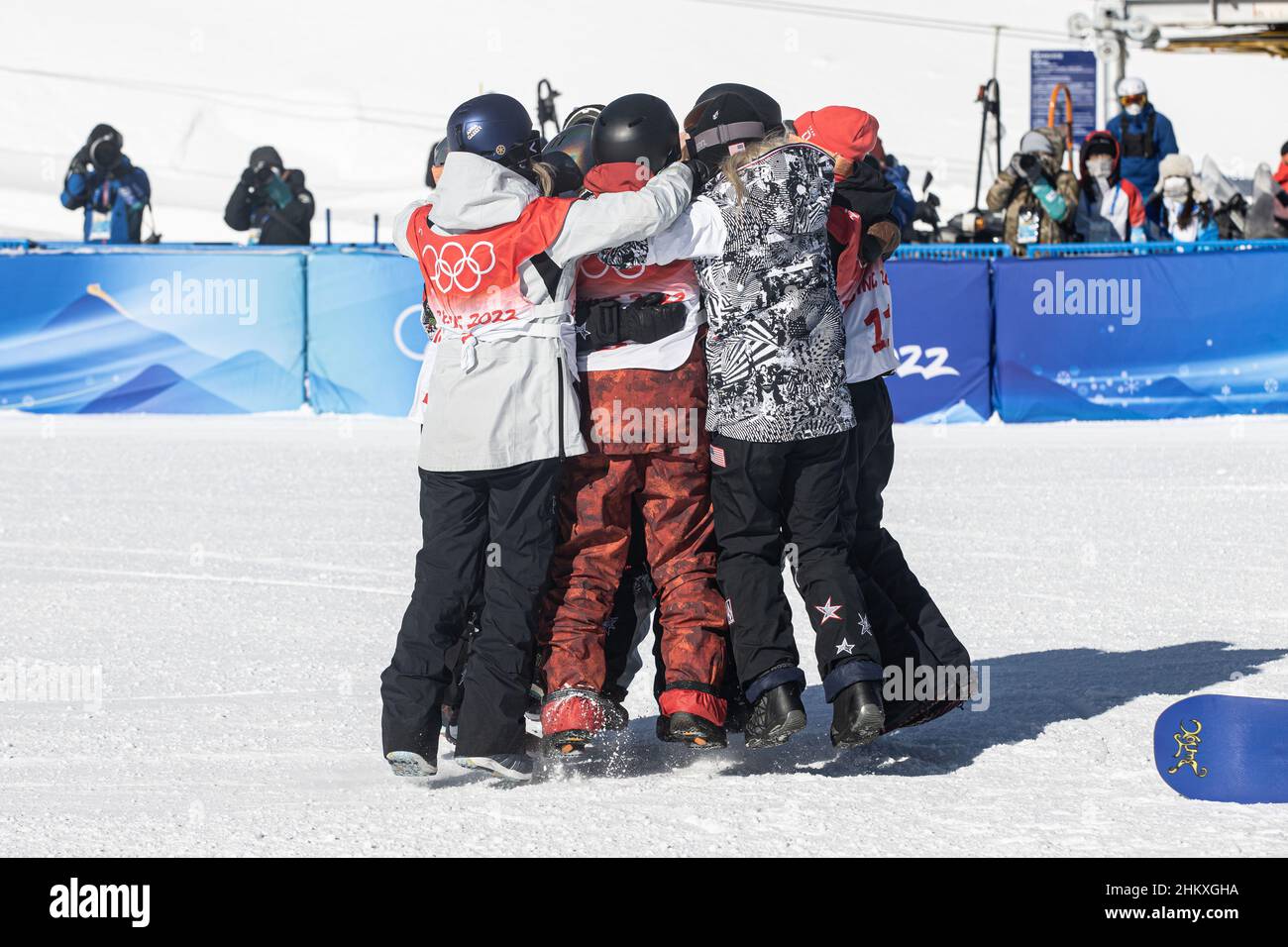 Zhangjiakou, province chinoise du Hebei.6th févr. 2022.Les athlètes célèbrent après la finale féminine de ski en pente au Genting Snow Park à Zhangjiakou, dans la province de Hebei, dans le nord de la Chine, le 6 février 2022.Credit: Wu Zhuang/Xinhua/Alamy Live News Banque D'Images