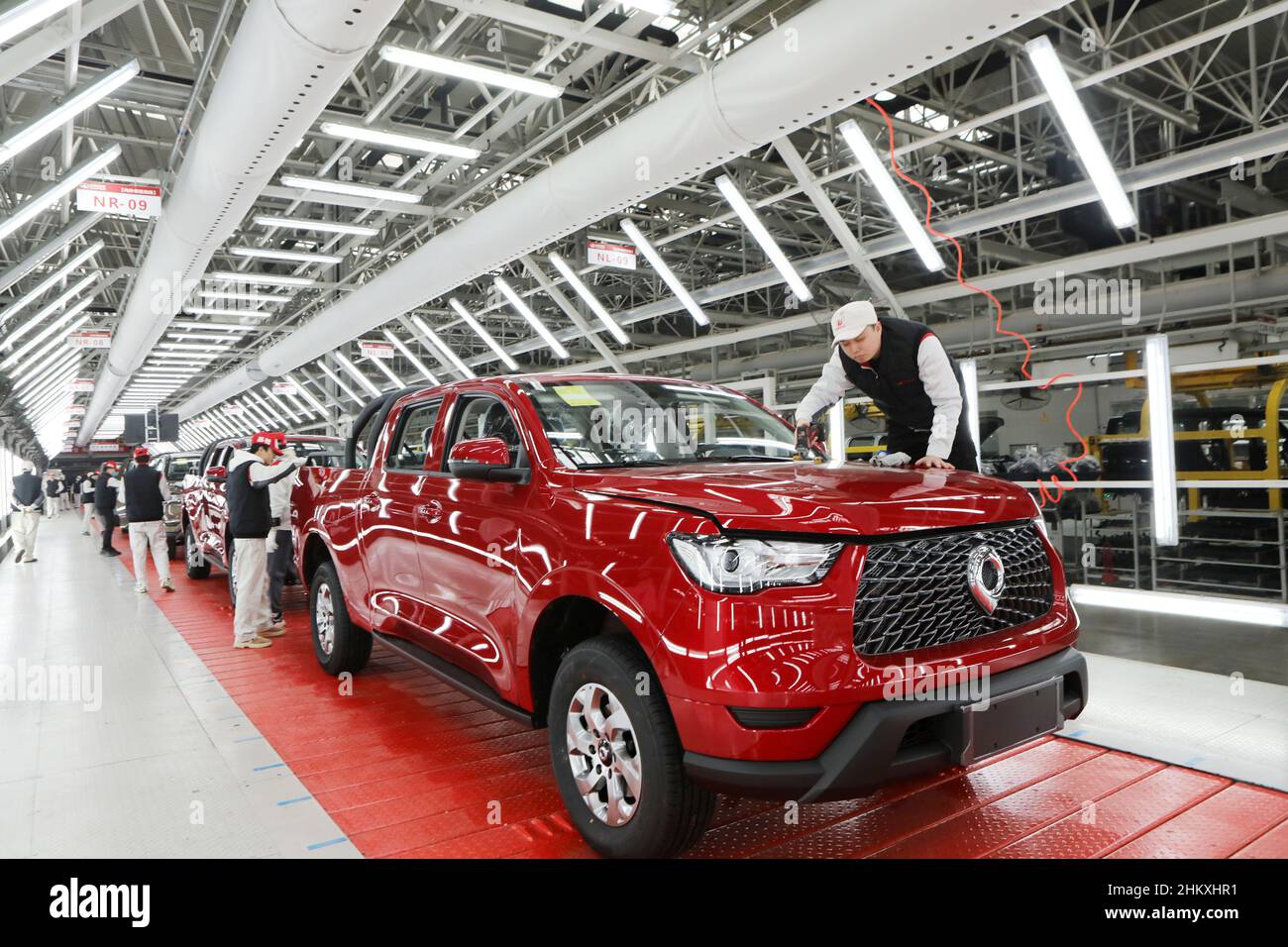CHONGQING, CHINE - le 6 FÉVRIER 2022 - des techniciens inspectent un pick-up « Great Wall Gun » à l'atelier d'assemblage de Great Wall Motor à Chongqing, Chin Banque D'Images