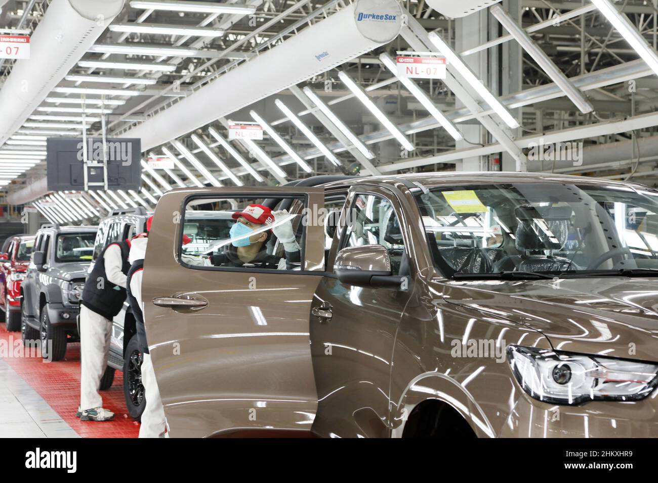 CHONGQING, CHINE - le 6 FÉVRIER 2022 - des techniciens inspectent un pick-up « Great Wall Gun » à l'atelier d'assemblage de Great Wall Motor à Chongqing, Chin Banque D'Images