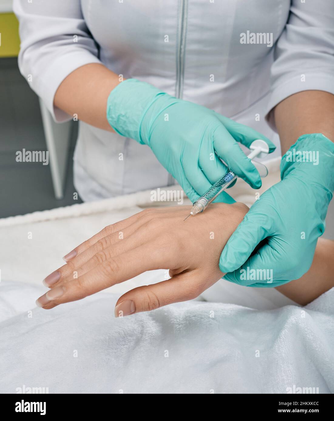 Méthodes d'injection pour corriger les signes de vieillissement des mains chez la patiente à la clinique de cosmétologie.Rajeunissement des mains avec de l'acide hyaluronique, biorevital Banque D'Images