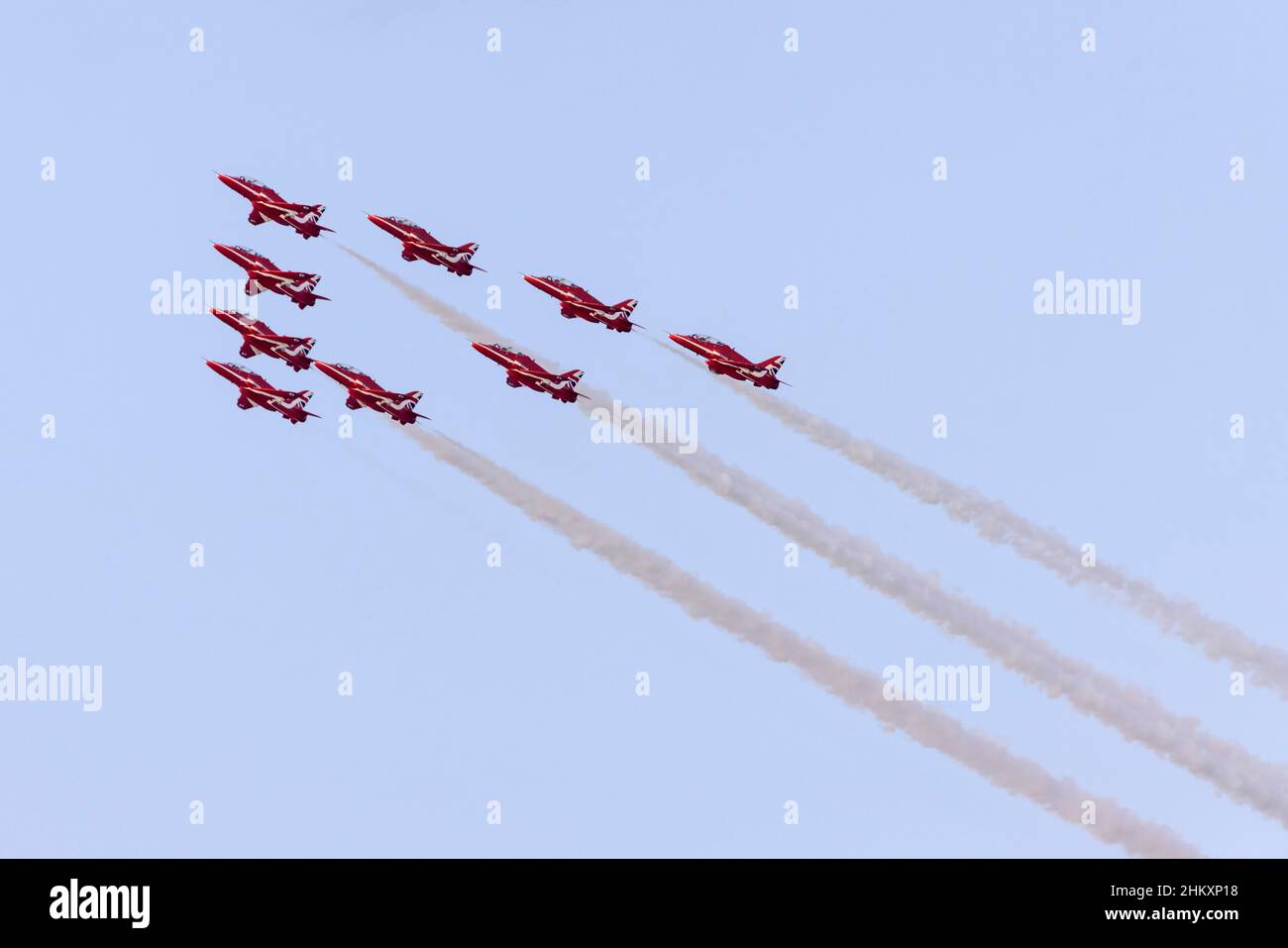 Royal Air Force British Aerospace Hawk T1A de l'équipe d'exposition les flèches rouges se présentent au-dessus de la mer. Banque D'Images