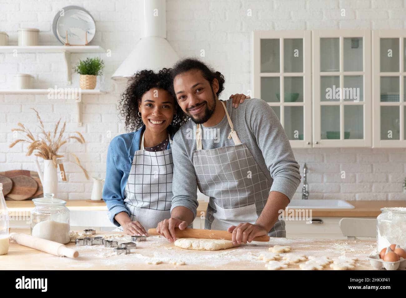 Portrait d'un heureux couple afro-américain cuisant à la maison. Banque D'Images