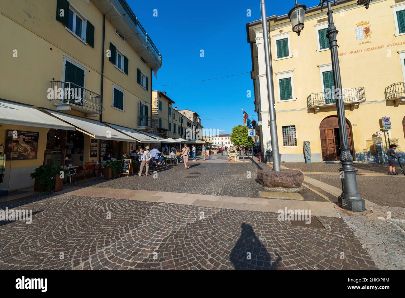 Place principale dans le village de Lazise, Piazza Vittorio Emanuele. Station touristique sur la côte du lac de Garde. Province de Vérone, Vénétie, Italie, Europe. Banque D'Images