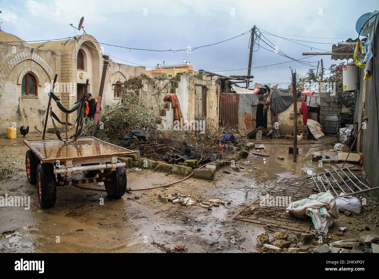 Gaza, Palestine.04th févr. 2022.Vue d'une maison qui pourrait être sur le point de s'effondrer en raison d'une récente grève aérienne dans la région de Jabalia, dans le nord de la bande de Gaza.(Photo de Ahmad Hasaballah/SOPA Images/Sipa USA) crédit: SIPA USA/Alay Live News Banque D'Images