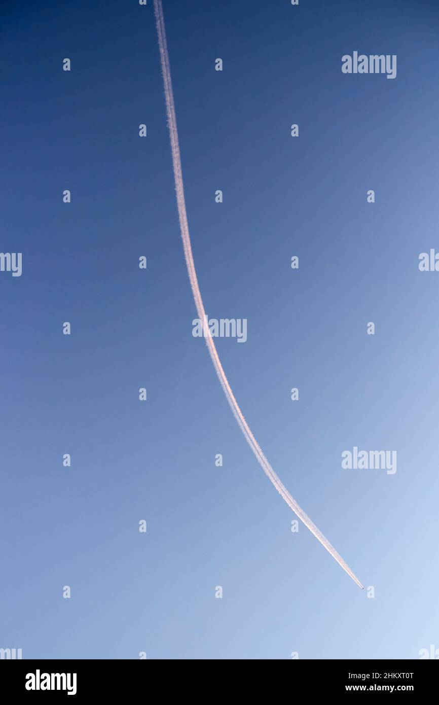 sentier de condensation d'un avion dans le ciel bleu, nuages Banque D'Images