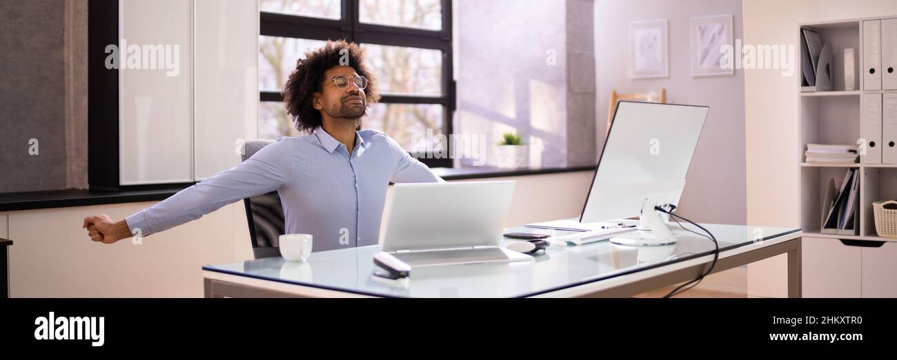 Exercice d'étirement des bras assis au bureau Banque D'Images