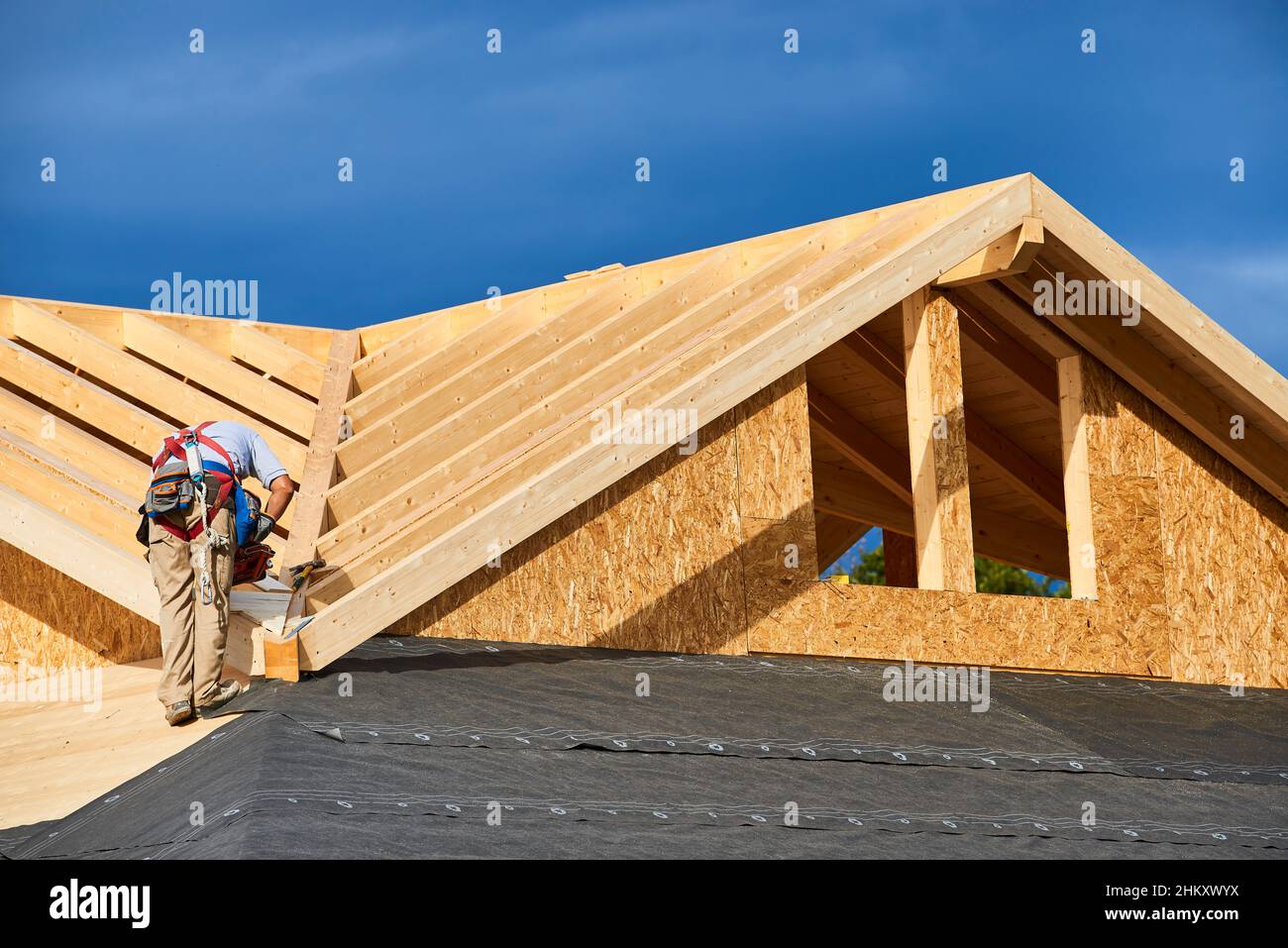 Un ouvrier construisant une maison passivhaus avec du bois Banque D'Images